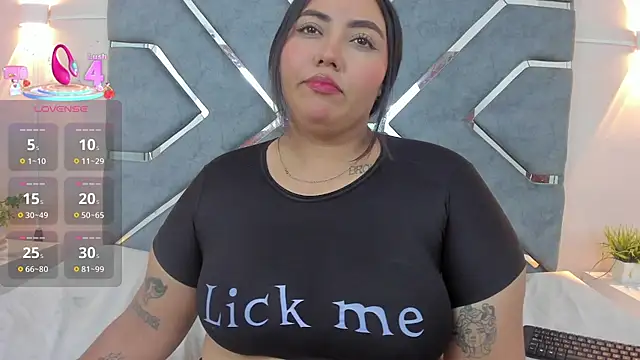 Snapshot of LucciaPorter chatting on October 2025 10:19:01 PM LucciaPorter online show from October 2025 10:19:01 PM