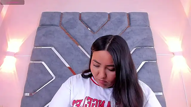 Snapshot of LucciaPorter chatting on November 2025 09:24:02 PM LucciaPorter online show from November 2025 09:24:02 PM