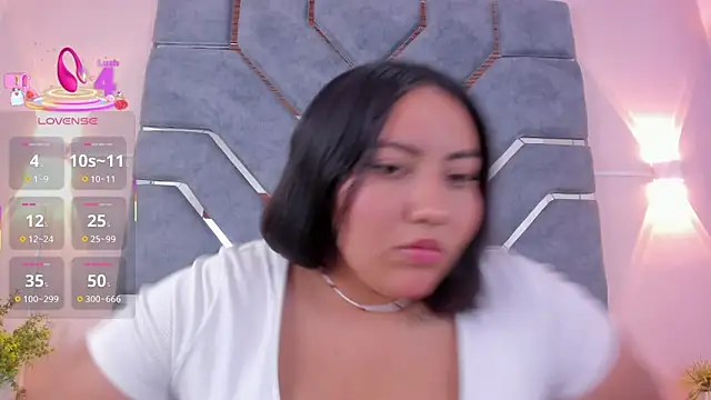 Snapshot of LucciaPorter chatting on November 2025 09:17:01 PM LucciaPorter online show from November 2025 09:17:01 PM