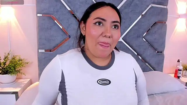 Snapshot of LucciaPorter chatting on December 2025 09:31:02 PM LucciaPorter online show from December 2025 09:31:02 PM