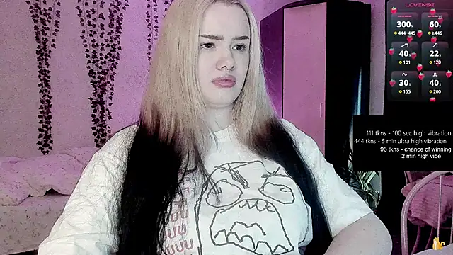 Snapshot of strawberry_elfcat chatting on June 2026 02:35:02 AM strawberry elfcat online show from June 2026 02:35:02 AM