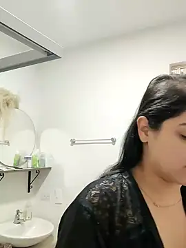 Snapshot of Lia_Hurley chatting on December 2024 10:54:01 AM Lia Hurley online show from December 2024 10:54:01 AM