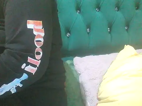 Snapshot of Sexy_Riri chatting on October 2025 03:52:01 PM Sexy Riri online show from October 2025 03:52:01 PM