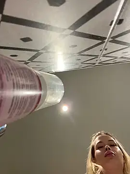 Snapshot of Vladamais chatting on April 2026 05:19:01 AM Vladamais online show from April 2026 05:19:01 AM