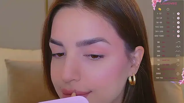 Snapshot of BellaHalles chatting on November 2025 06:34:01 AM BellaHalles online show from November 2025 06:34:01 AM