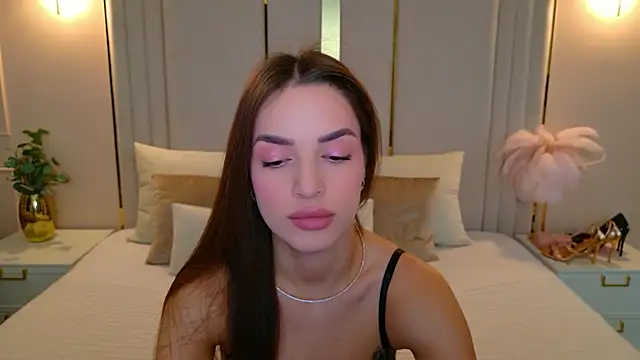 Snapshot of BellaHalles chatting on November 2025 05:44:01 AM BellaHalles online show from November 2025 05:44:01 AM