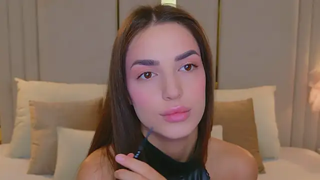 Snapshot of BellaHalles chatting on December 2025 05:15:02 AM BellaHalles online show from December 2025 05:15:02 AM