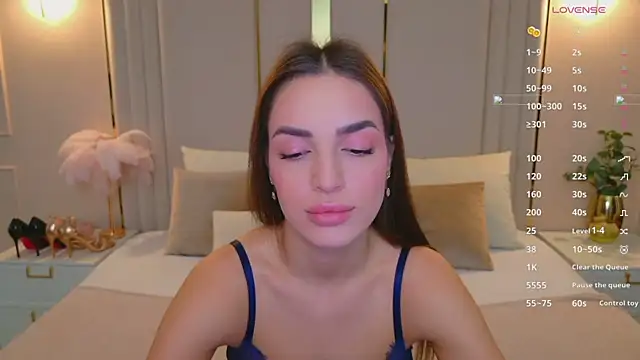 Snapshot of BellaHalles chatting on January 2026 06:06:02 AM BellaHalles online show from January 2026 06:06:02 AM