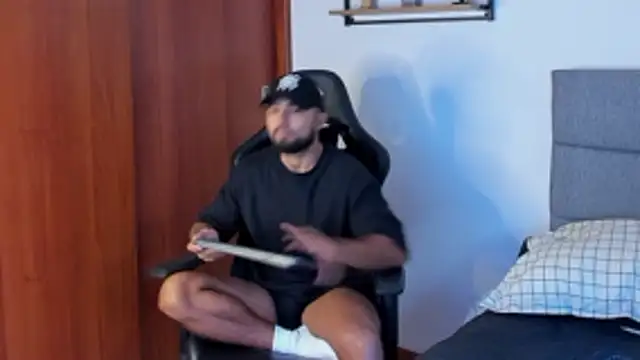 ethaanjones online show from October 2025 09:04:01 PM