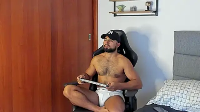 ethaanjones online show from October 2025 08:20:01 PM