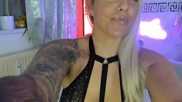 Snapshot of CocoSkyy chatting on November 2025 08:23:02 PM CocoSkyy online show from November 2025 08:23:02 PM