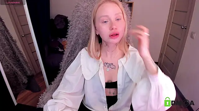 MalenaErnman online show from January 2025 01:36:01 PM