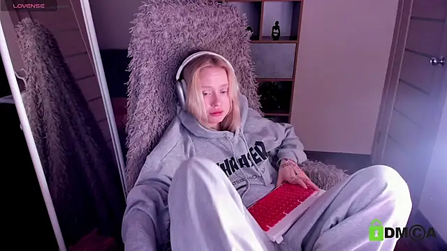 MalenaErnman online show from January 2025 01:36:02 PM