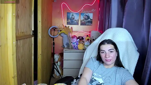 Snapshot of Fiery_Brunette_ chatting on November 2025 06:28:01 AM Fiery Brunette online show from November 2025 06:28:01 AM