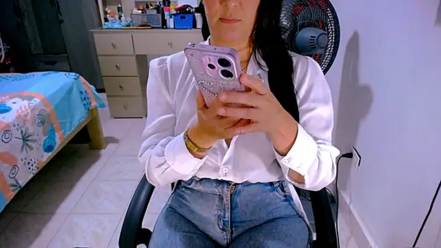 BitterMomXxx online show from June 2026 04:00:02 PM
