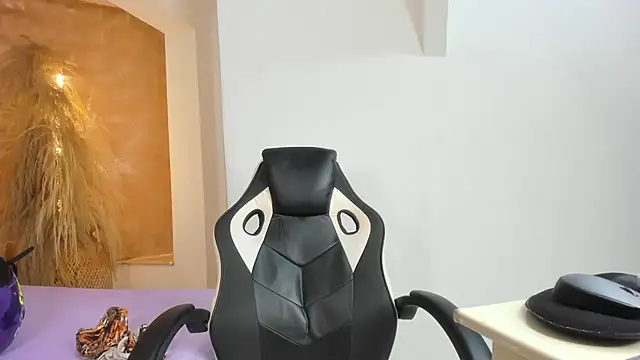 shenielxx online show from February 2026 01:22:01 PM