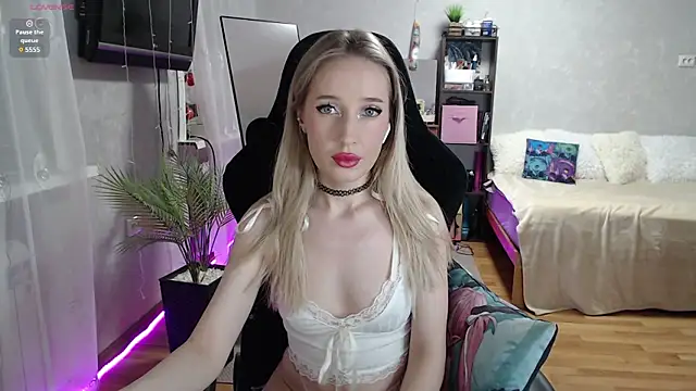 Snapshot of Little_Soph chatting on January 2025 12:17:01 AM Little Soph online show from January 2025 12:17:01 AM