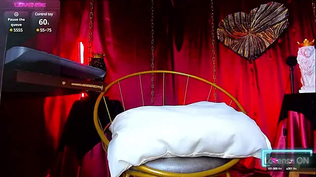 Snapshot of LatinMilk_ chatting on December 2024 11:25:01 PM LatinMilk online show from December 2024 11:25:01 PM