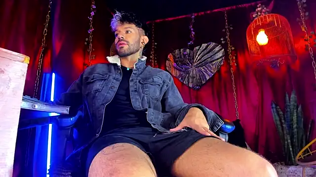 Snapshot of LatinMilk_ chatting on February 2026 12:42:02 AM LatinMilk online show from February 2026 12:42:02 AM