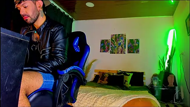 Snapshot of LatinMilk_ chatting on February 2026 05:36:01 AM LatinMilk online show from February 2026 05:36:01 AM