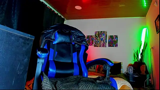 Snapshot of LatinMilk_ chatting on February 2026 11:28:01 PM LatinMilk online show from February 2026 11:28:01 PM