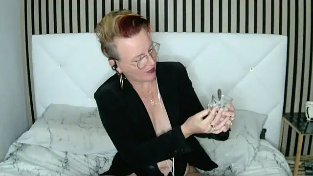 Snapshot of xxNoeliaxx chatting on February 2025 08:18:01 AM xxNoeliaxx online show from February 2025 08:18:01 AM