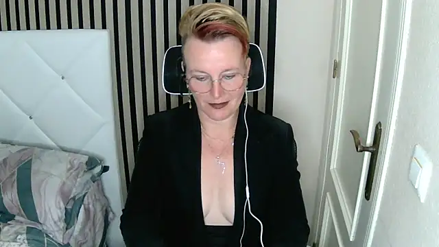 Snapshot of xxNoeliaxx chatting on March 2025 08:32:02 AM xxNoeliaxx online show from March 2025 08:32:02 AM