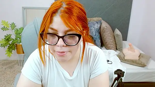 Snapshot of lucie_nicolls chatting on December 2024 10:41:01 PM lucie nicolls online show from December 2024 10:41:01 PM