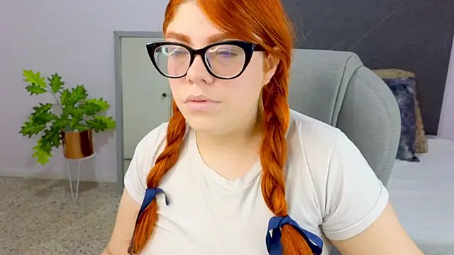 Snapshot of lucie_nicolls chatting on December 2024 08:00:01 PM lucie nicolls online show from December 2024 08:00:01 PM