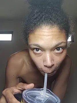 Snapshot of Trashy33 chatting on May 2026 02:35:01 PM Trashy33 online show from May 2026 02:35:01 PM