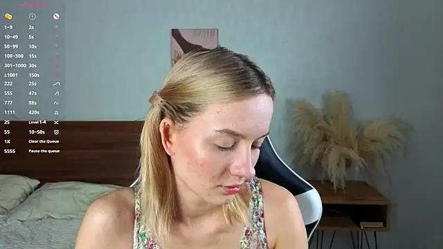 Snapshot of IdaValenti chatting on October 2025 01:04:02 AM IdaValenti online show from October 2025 01:04:02 AM