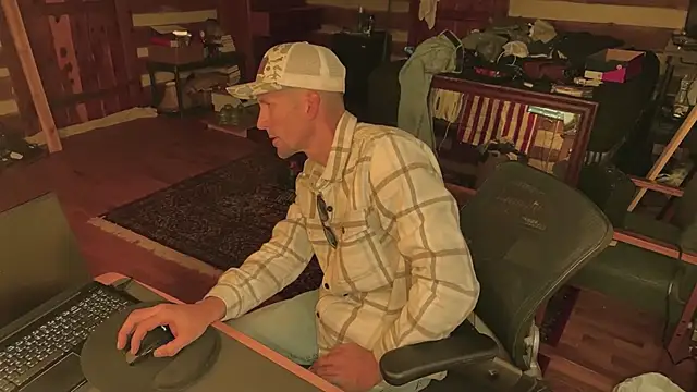 Snapshot of HARD_2QUIT chatting on December 2024 12:38:01 PM HARD 2QUIT online show from December 2024 12:38:01 PM