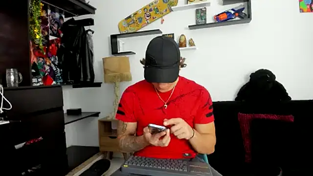 Snapshot of Tom_Krakow chatting on February 2025 08:51:02 PM Tom Krakow online show from February 2025 08:51:02 PM