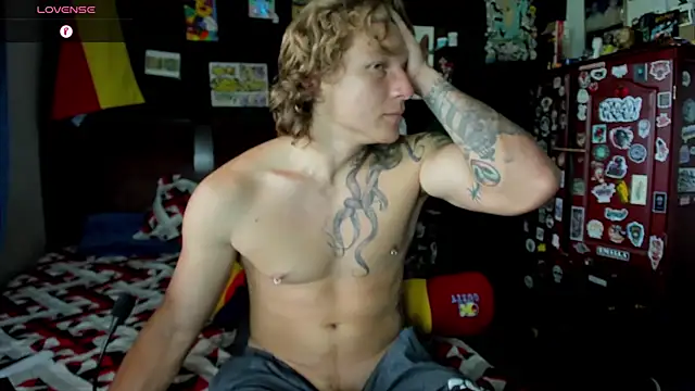 Snapshot of Tom_Krakow chatting on November 2025 07:14:02 PM Tom Krakow online show from November 2025 07:14:02 PM