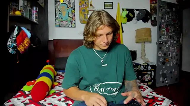 Snapshot of Tom_Krakow chatting on February 2026 07:21:01 PM Tom Krakow online show from February 2026 07:21:01 PM