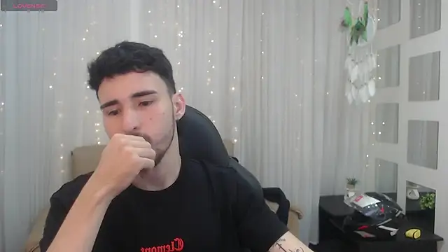 Snapshot of DmitriSanders chatting on December 2024 08:21:02 PM DmitriSanders online show from December 2024 08:21:02 PM