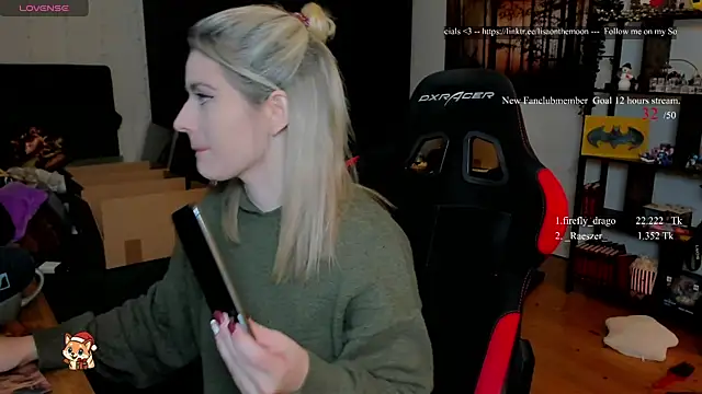 Lisaonthemoon online show from December 2025 09:31:02 PM