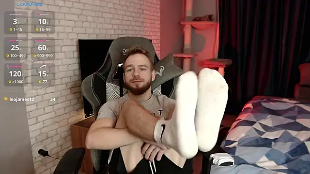 Snapshot of LeoPaulini chatting on December 2024 11:43:02 AM LeoPaulini online show from December 2024 11:43:02 AM