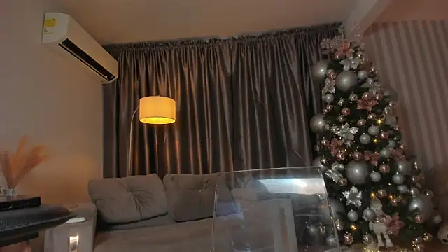 Snapshot of HannaByron chatting on December 2024 05:10:01 AM HannaByron online show from December 2024 05:10:01 AM