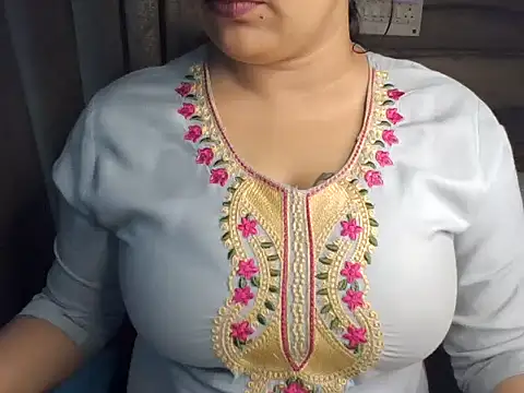 Snapshot of Trezza chatting on October 2025 11:34:01 PM Trezza online show from October 2025 11:34:01 PM