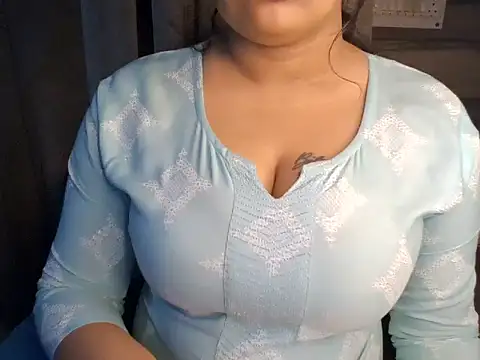 Snapshot of Trezza chatting on November 2025 11:15:01 PM Trezza online show from November 2025 11:15:01 PM