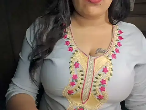 Snapshot of Trezza chatting on November 2025 11:27:02 PM Trezza online show from November 2025 11:27:02 PM