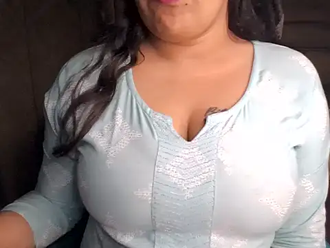 Snapshot of Trezza chatting on November 2025 02:43:02 AM Trezza online show from November 2025 02:43:02 AM