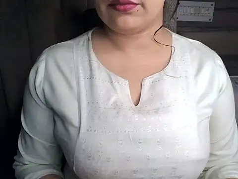 Snapshot of Trezza chatting on November 2025 03:05:01 AM Trezza online show from November 2025 03:05:01 AM