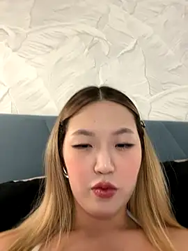 Snapshot of Aiko_Yumi chatting on November 2025 10:00:02 PM Aiko Yumi online show from November 2025 10:00:02 PM