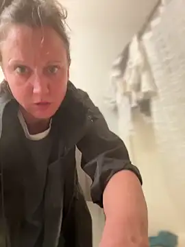 Snapshot of SexyB214 chatting on December 2024 03:45:02 AM SexyB214 online show from December 2024 03:45:02 AM