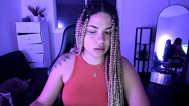 Snapshot of MelSaunders chatting on November 2025 12:02:01 AM MelSaunders online show from November 2025 12:02:01 AM