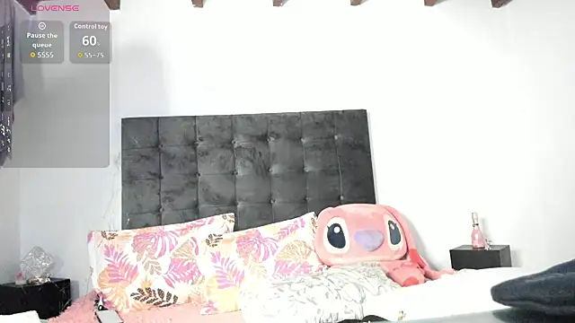 Kylie2211 online show from October 2025 04:14:02 PM