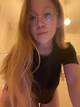 Snapshot of Eva_Weyne chatting on December 2024 07:14:01 PM Eva Weyne online show from December 2024 07:14:01 PM