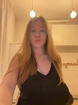 Snapshot of Eva_Weyne chatting on November 2025 08:00:01 PM Eva Weyne online show from November 2025 08:00:01 PM